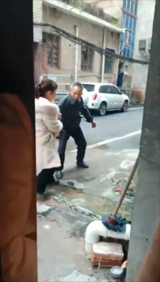 扒开她内裤把她摸出水-免费高清无删减手机在线看片