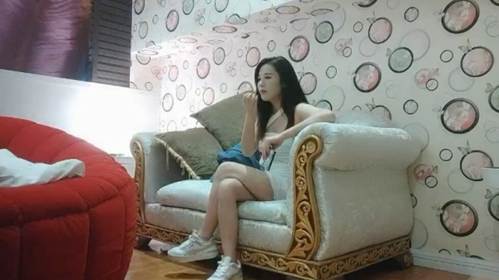 伸进衣服里吃奶捏胸舌吻-全集高清视频播放